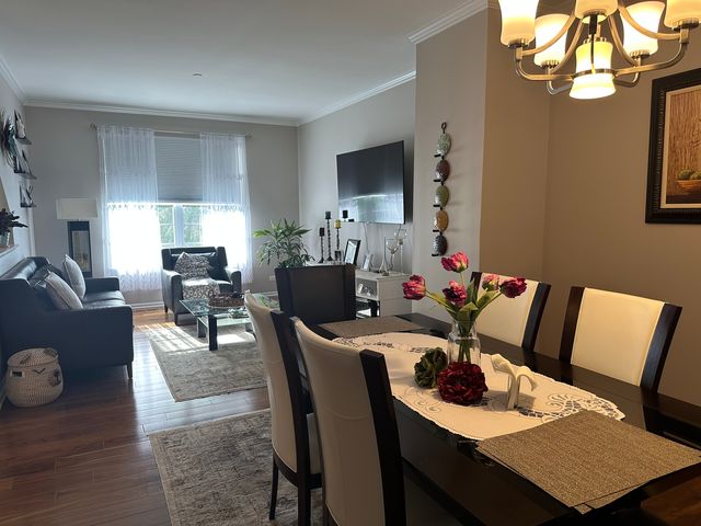 172 N East River Road R, Des Plaines, IL 60016