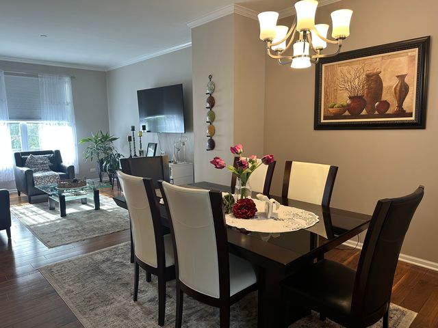 172 N East River Road R, Des Plaines, IL 60016