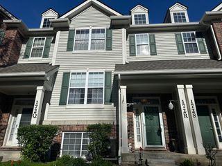 172 N East River Road R, Des Plaines, IL 60016