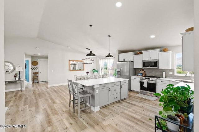 15649 Fisk Rd, Yakima, WA 98908