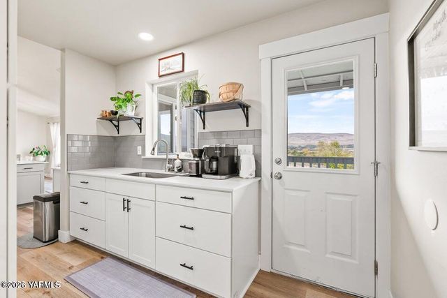 15649 Fisk Rd, Yakima, WA 98908