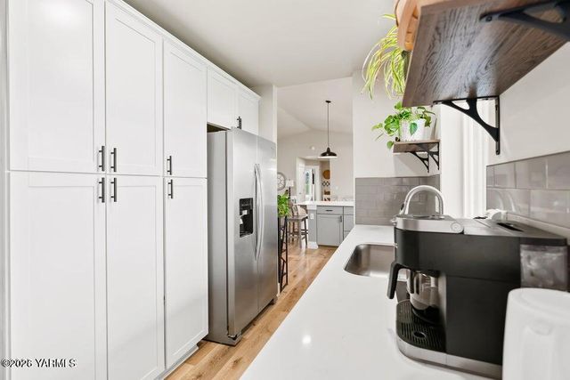 15649 Fisk Rd, Yakima, WA 98908