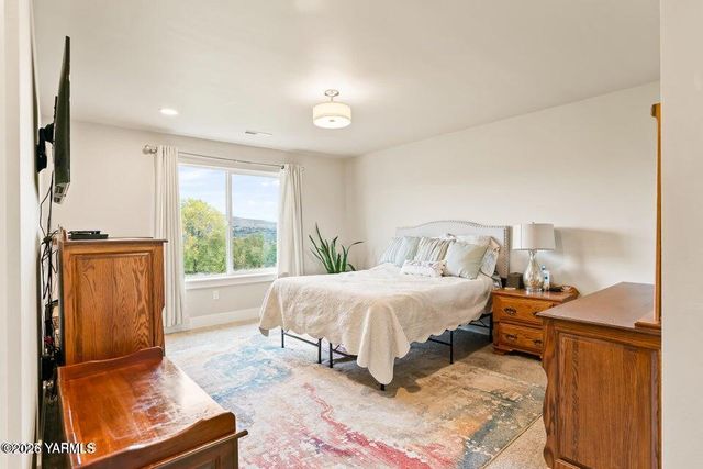 15649 Fisk Rd, Yakima, WA 98908