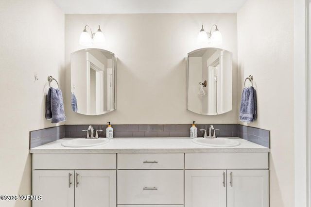 15649 Fisk Rd, Yakima, WA 98908