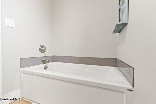 15649 Fisk Rd, Yakima, WA 98908