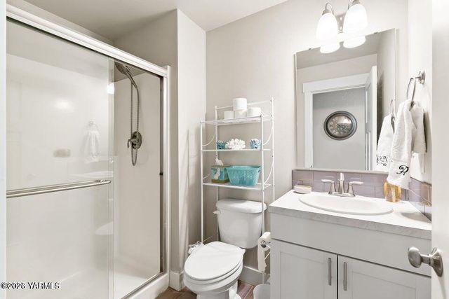 15649 Fisk Rd, Yakima, WA 98908