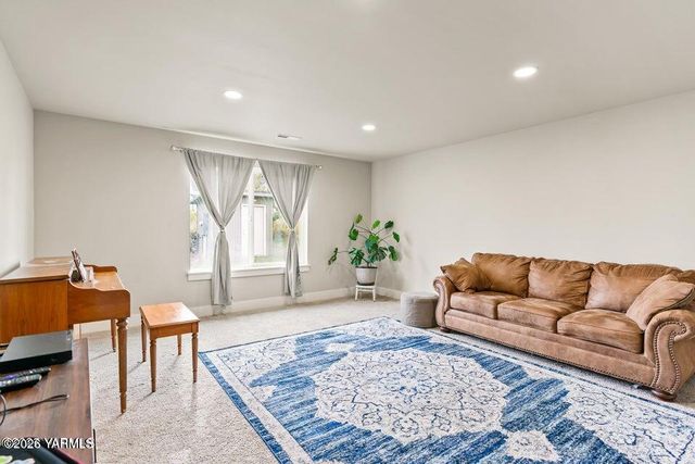 15649 Fisk Rd, Yakima, WA 98908