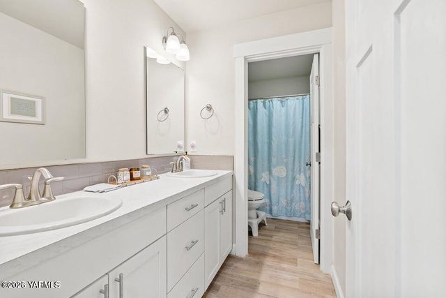 15649 Fisk Rd, Yakima, WA 98908