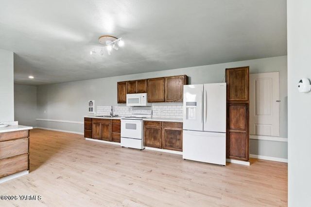 15649 Fisk Rd, Yakima, WA 98908