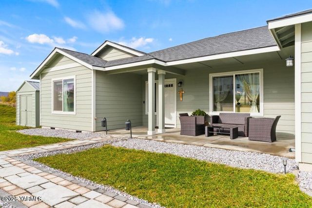 15649 Fisk Rd, Yakima, WA 98908