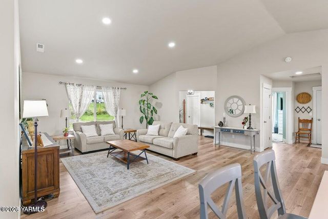 15649 Fisk Rd, Yakima, WA 98908