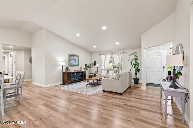 15649 Fisk Rd, Yakima, WA 98908