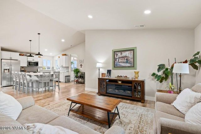 15649 Fisk Rd, Yakima, WA 98908