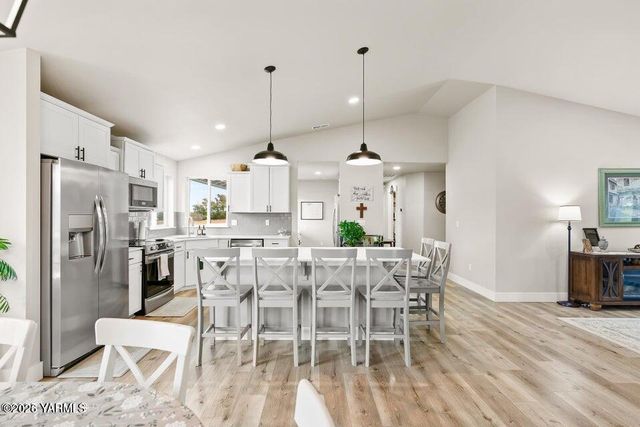 15649 Fisk Rd, Yakima, WA 98908