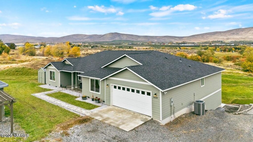 15649 Fisk Rd, Yakima, WA 98908
