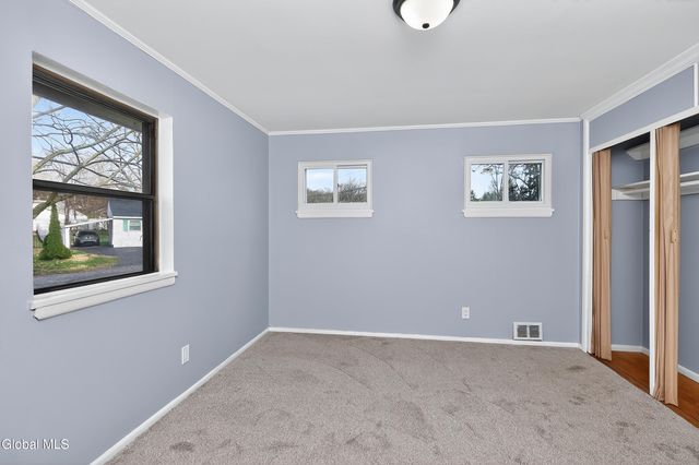 2 Jeffrey Lane, Colonie, NY 12211