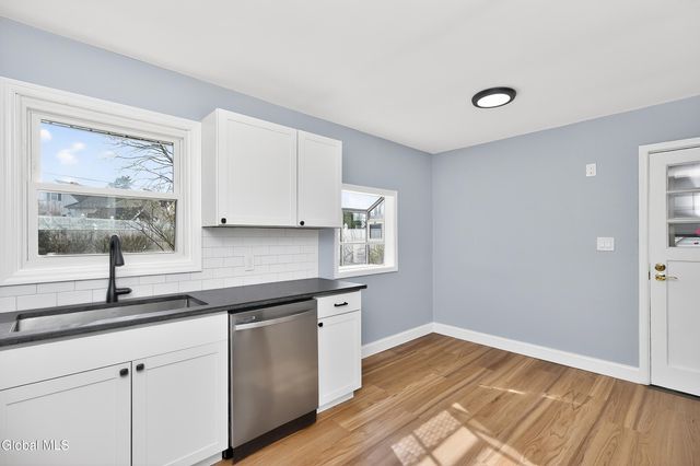 2 Jeffrey Lane, Colonie, NY 12211