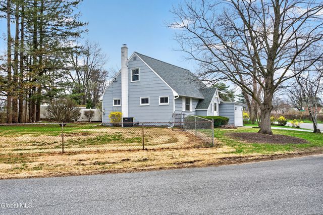 2 Jeffrey Lane, Colonie, NY 12211