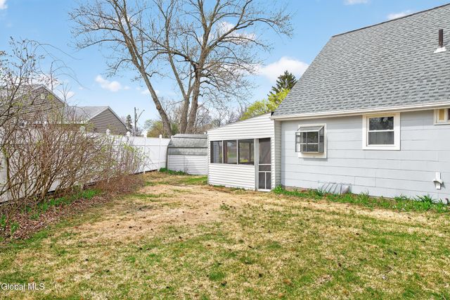 2 Jeffrey Lane, Colonie, NY 12211
