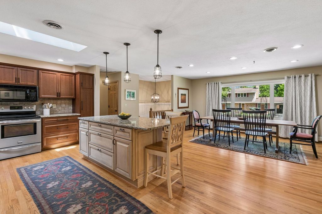 11304 19th Avenue S, Burnsville, MN 55337