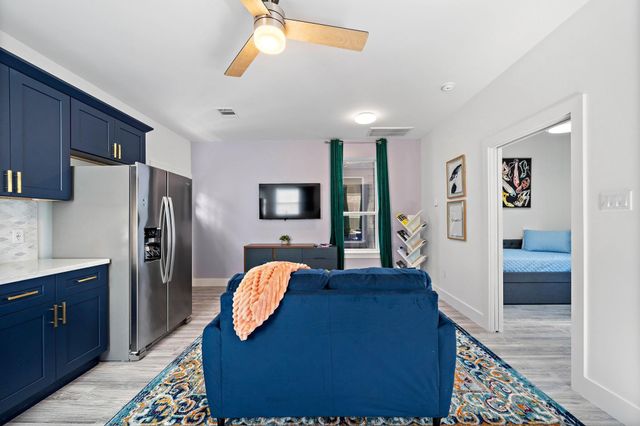 207 E 38th Street E B, Houston, TX 77018