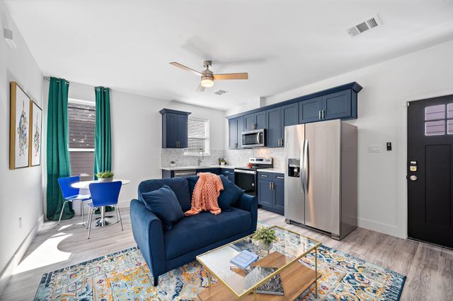 207 E 38th Street E B, Houston, TX 77018