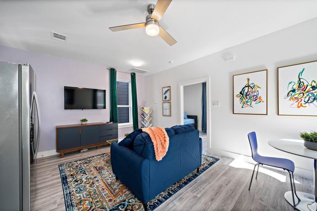 207 E 38th Street E B, Houston, TX 77018