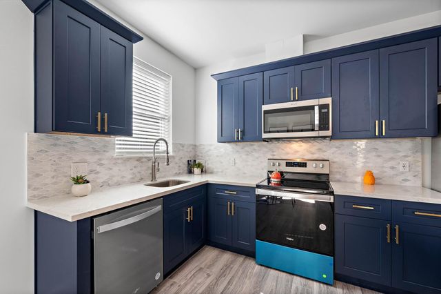 207 E 38th Street E B, Houston, TX 77018