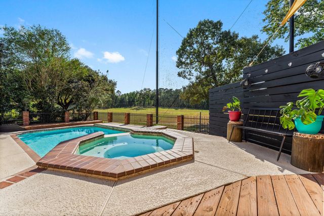 24611 W Kingscrest Circle, Spring, TX 77389