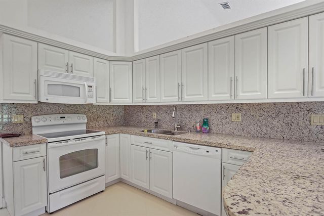 7003 GOLF POINTE Circle, Tamarac, FL 33321