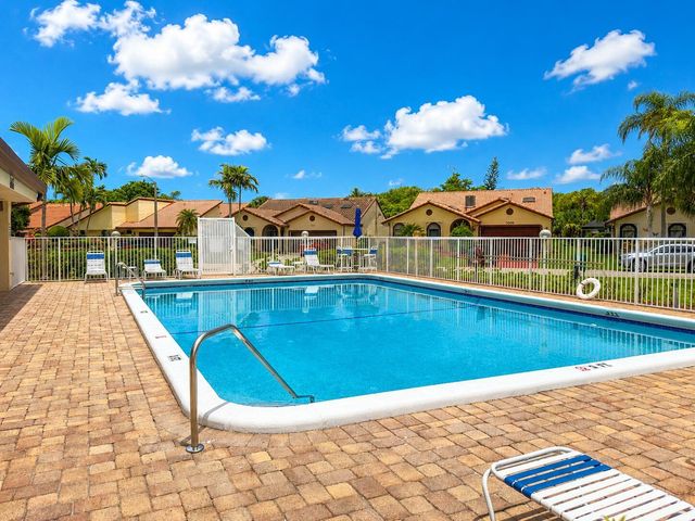 7003 GOLF POINTE Circle, Tamarac, FL 33321