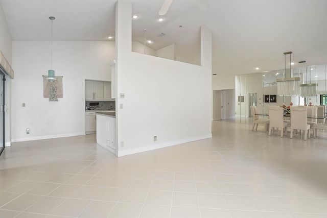 7003 GOLF POINTE Circle, Tamarac, FL 33321