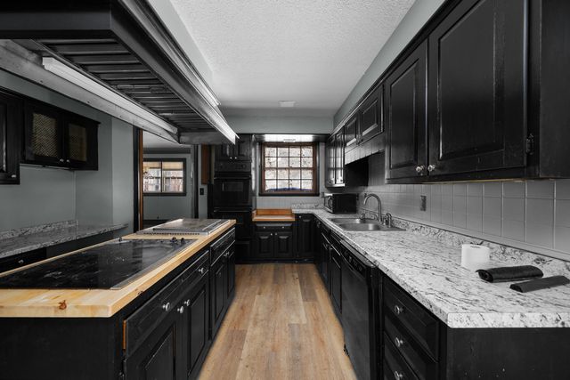 1012 5th Avenue S, Clinton, IA 52732