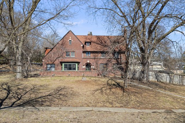 1012 5th Avenue S, Clinton, IA 52732