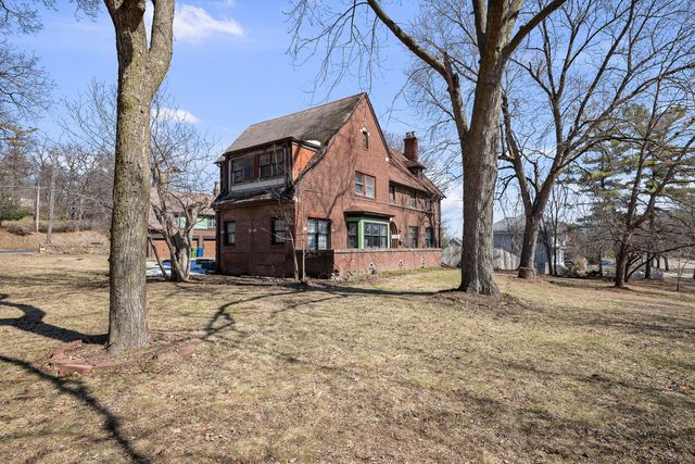 1012 5th Avenue S, Clinton, IA 52732