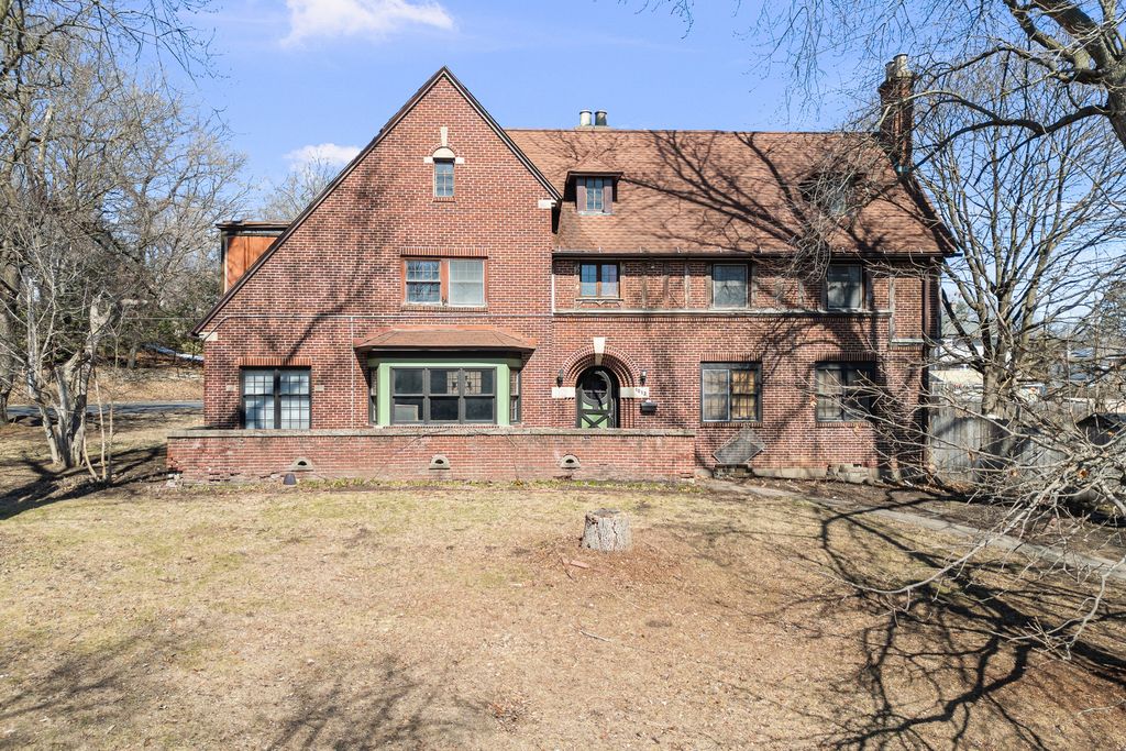 1012 5th Avenue S, Clinton, IA 52732