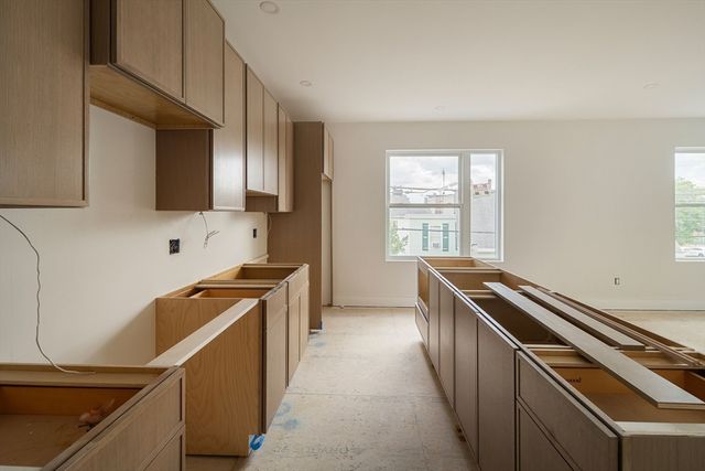 60 Franklin St 1, Somerville, MA 02145