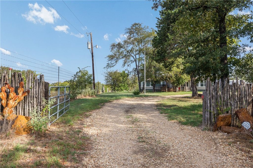 9556 West Henry Prairie Road, Hearne, TX 77859 — photo 4