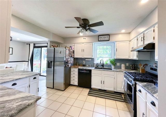 229 Old Oak Drive, Cortland, OH 44410