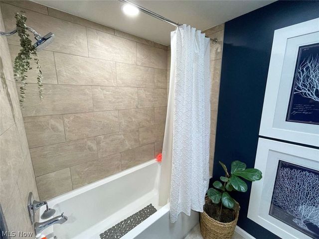 229 Old Oak Drive, Cortland, OH 44410