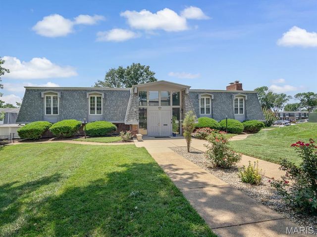 1667 Blue Ridge E, St Louis, MO 63125