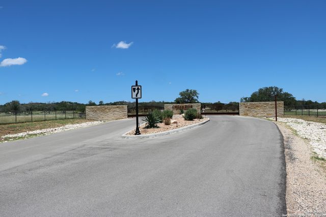 25 Seep Springs, Camp Verde, TX 78010