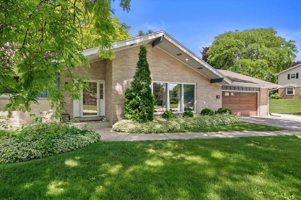 6269 Parkview ROAD, Greendale, WI 53129