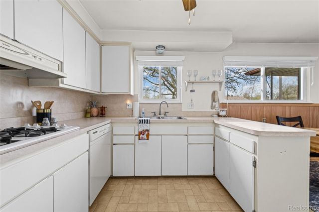 25629 Ridgeway Street, Dearborn Heights, MI 48127