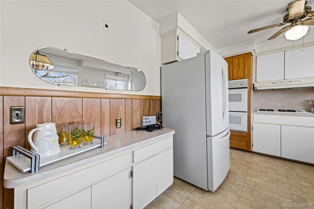 25629 Ridgeway Street, Dearborn Heights, MI 48127