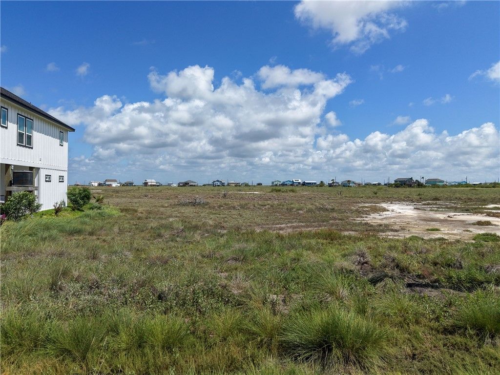 299 Kingfish Dr, Rockport, TX 78382 — exterior