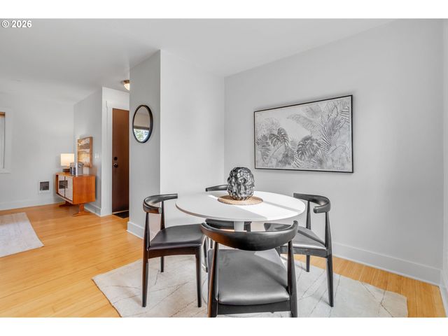 2301 Se CARUTHERS St 10, Portland, OR 97214
