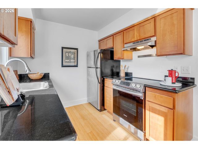 2301 Se CARUTHERS St 10, Portland, OR 97214