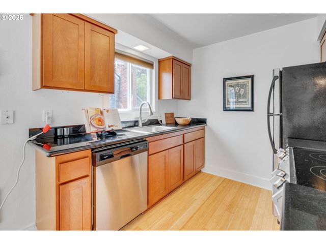 2301 Se CARUTHERS St 10, Portland, OR 97214