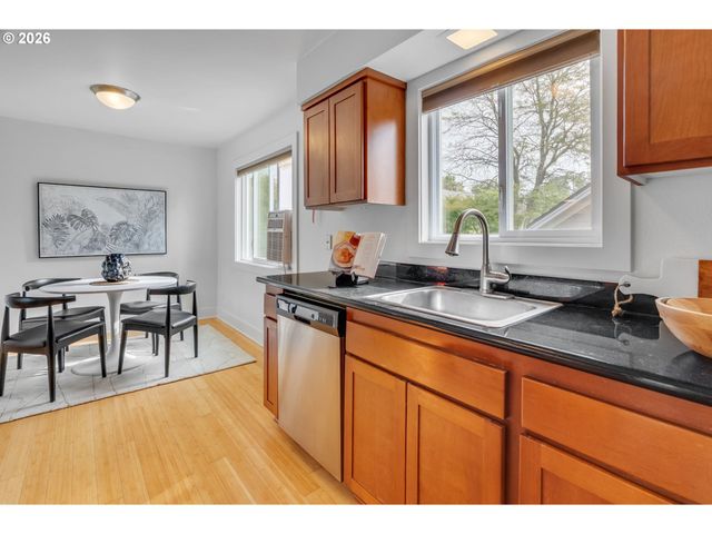 2301 Se CARUTHERS St 10, Portland, OR 97214
